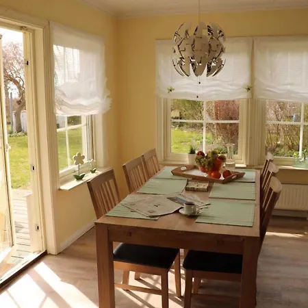 - Direkt Am Wasser Apartment Polchow (Vorpommern-Rugen)