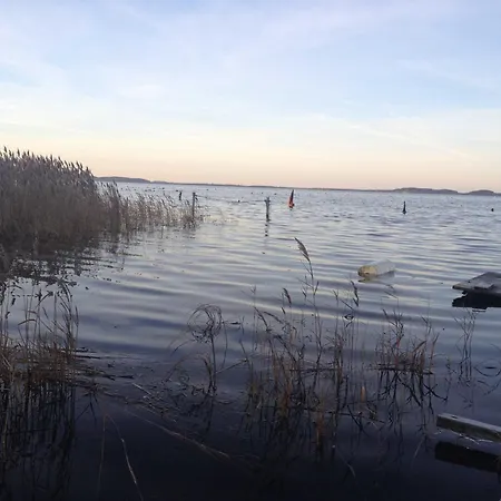 - Direkt Am Wasser Apartment Polchow (Vorpommern-Rugen)